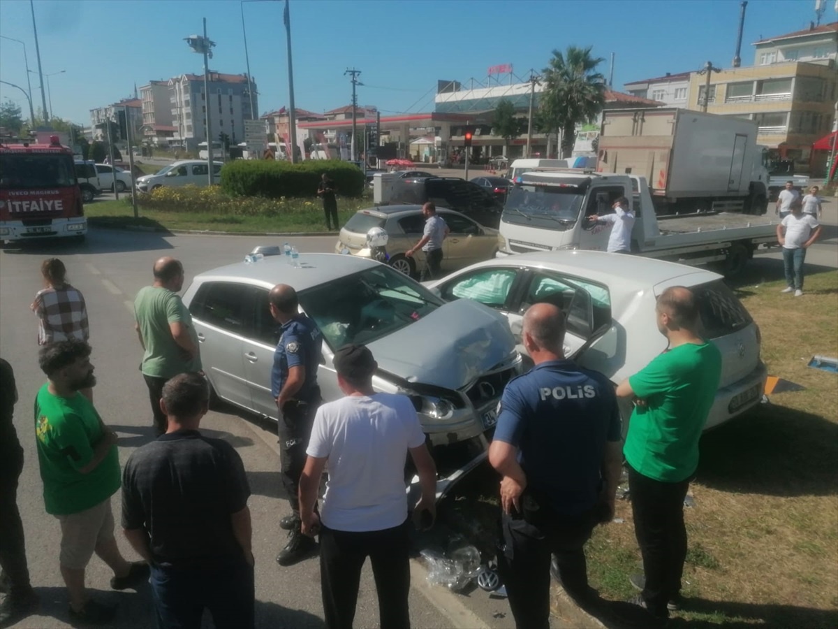 Samsun\'da Otomobil Çarpışması: 7 Kişi Yaralandı