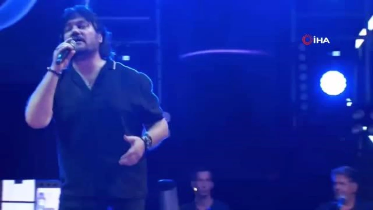Ahmet Şafak Konserinde Düşme Tehlikesi Geçirdi