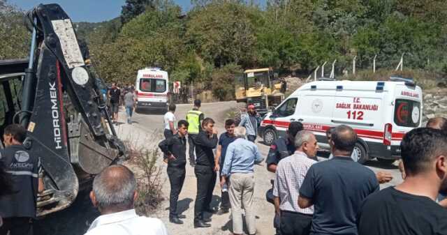 Son Dakika: Kahramanmaraş'ta freni boşalan kamyon cenaze namazı kılanların arasına daldı! Ölü ve yaralılar var Son Dakika: Kahramanmaraş'ta freni boşalan kamyon cenaze namazı kılanların arasına daldı! Ölü ve yaralılar var
