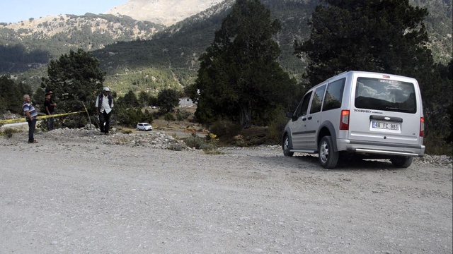 Burdurlu vatandaş, her gün yüzlerce aracın kullandığı yolu tapulu arazisinden geçtiği için trafiğe kapattı Burdurlu vatandaş, her gün yüzlerce aracın kullandığı yolu tapulu arazisinden geçtiği için trafiğe kapattı