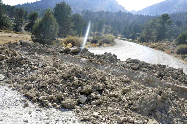 Burdurlu vatandaş, her gün yüzlerce aracın kullandığı yolu tapulu arazisinden geçtiği için trafiğe kapattı Burdurlu vatandaş, her gün yüzlerce aracın kullandığı yolu tapulu arazisinden geçtiği için trafiğe kapattı