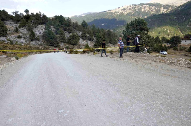 Burdurlu vatandaş, her gün yüzlerce aracın kullandığı yolu tapulu arazisinden geçtiği için trafiğe kapattı Burdurlu vatandaş, her gün yüzlerce aracın kullandığı yolu tapulu arazisinden geçtiği için trafiğe kapattı