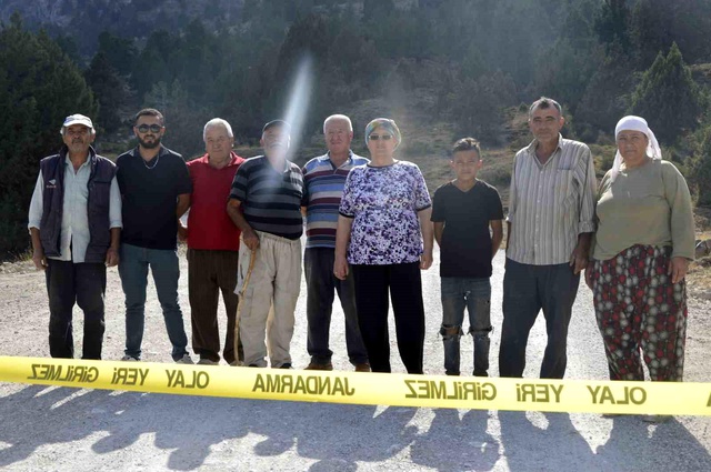 Burdurlu vatandaş, her gün yüzlerce aracın kullandığı yolu tapulu arazisinden geçtiği için trafiğe kapattı Burdurlu vatandaş, her gün yüzlerce aracın kullandığı yolu tapulu arazisinden geçtiği için trafiğe kapattı