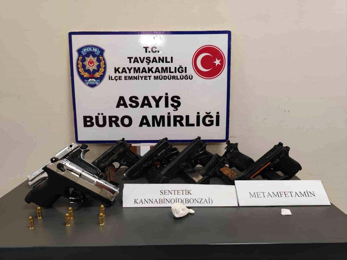 Tavşanlı\'da Araçta Silah ve Uyuşturucu Ele Geçirildi