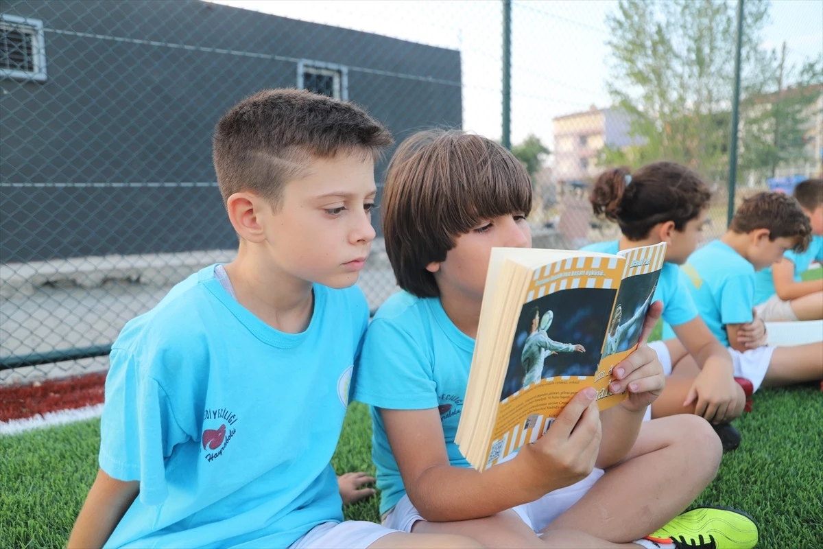 Tekirdağ\'da yaz spor okuluna katılan öğrenciler kitap okuma alışkanlığını sahada kazanıyor