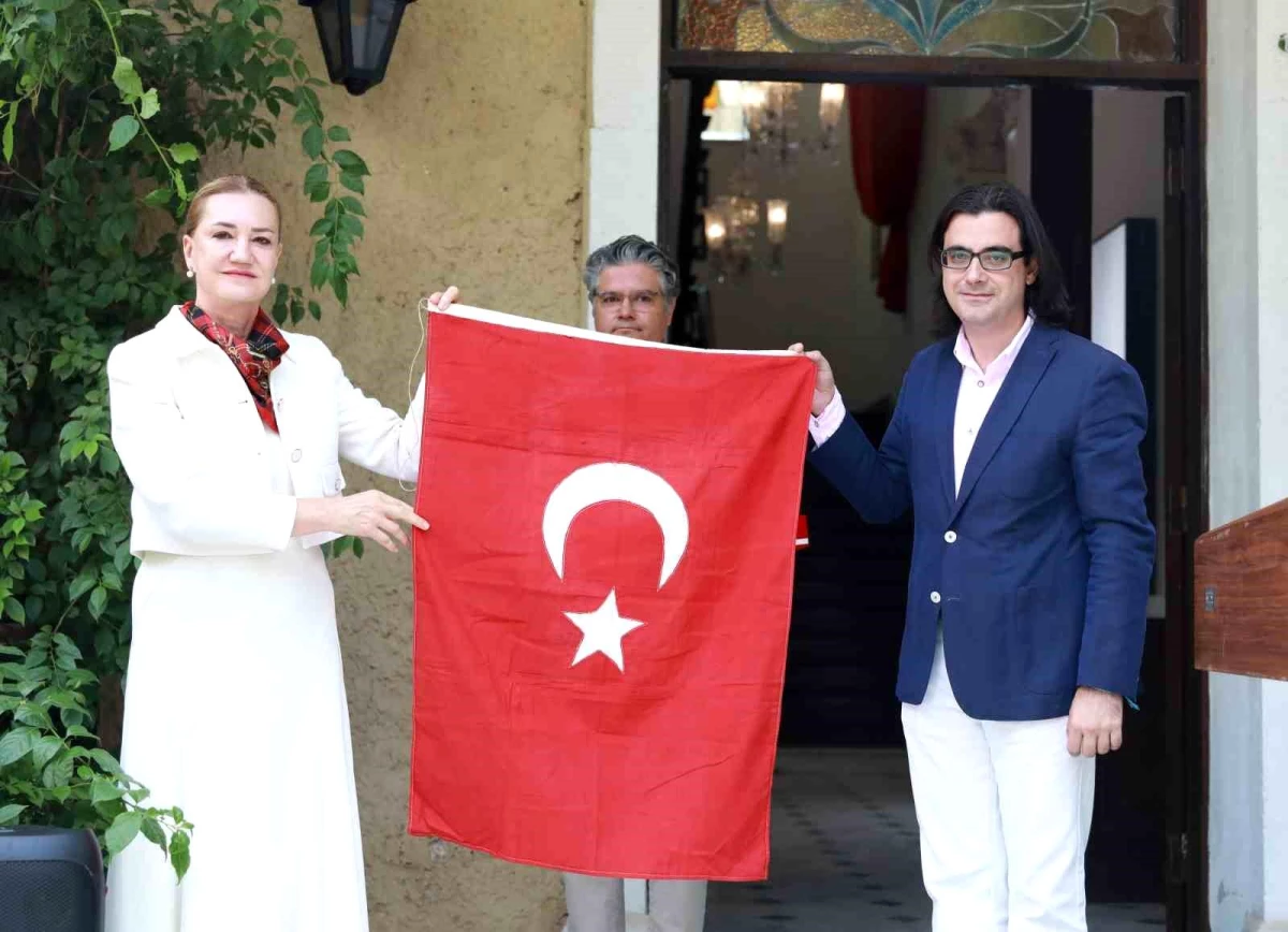 Türk askerini karşılayan 100 yıllık tarihi Türk bayrağı DEÜ\'ye bağışlandı