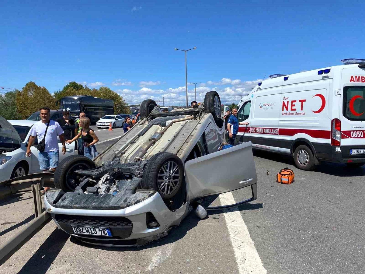 Tuzla\'da Zincirleme Kaza: Bir Otomobil Takla Attı, 1 Kişi Yaralandı