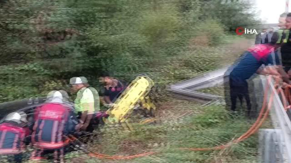 Anadolu Otoyolu\'nda Trafik Kazası: Otomobil Yoldan Çıktı