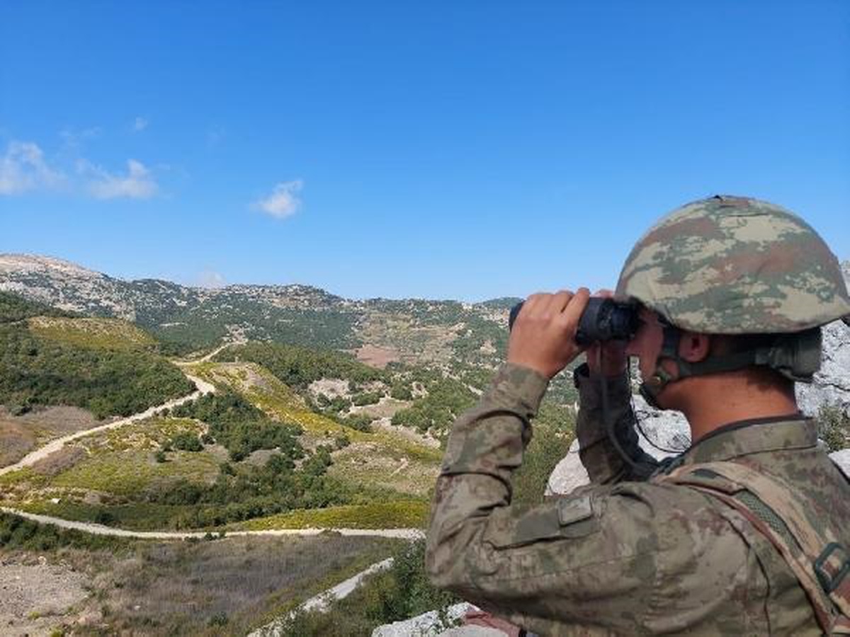 Milli Savunma Bakanlığı, Türkiye\'den Irak ve Yunanistan\'a yasa dışı geçiş yapmaya çalışan 5 kişiyi yakaladı