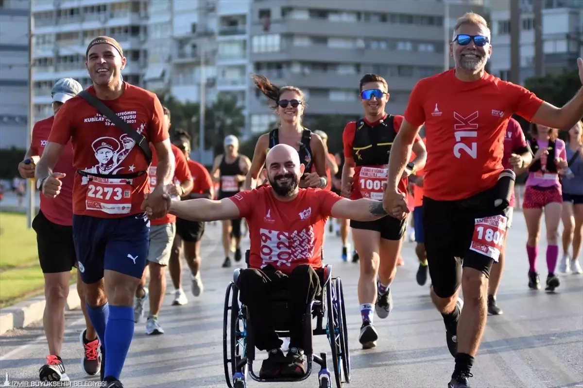 İzmir\'in düşman işgalinden kurtuluşunun 101. yılına özel düzenlenen yarı maraton büyük ilgi gördü