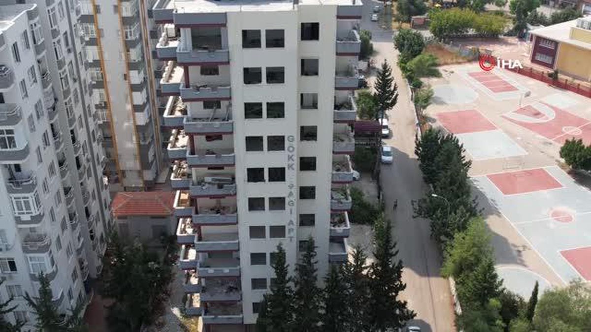 Adana\'da okulların yanındaki ağır hasarlı binalar tehlike saçıyor