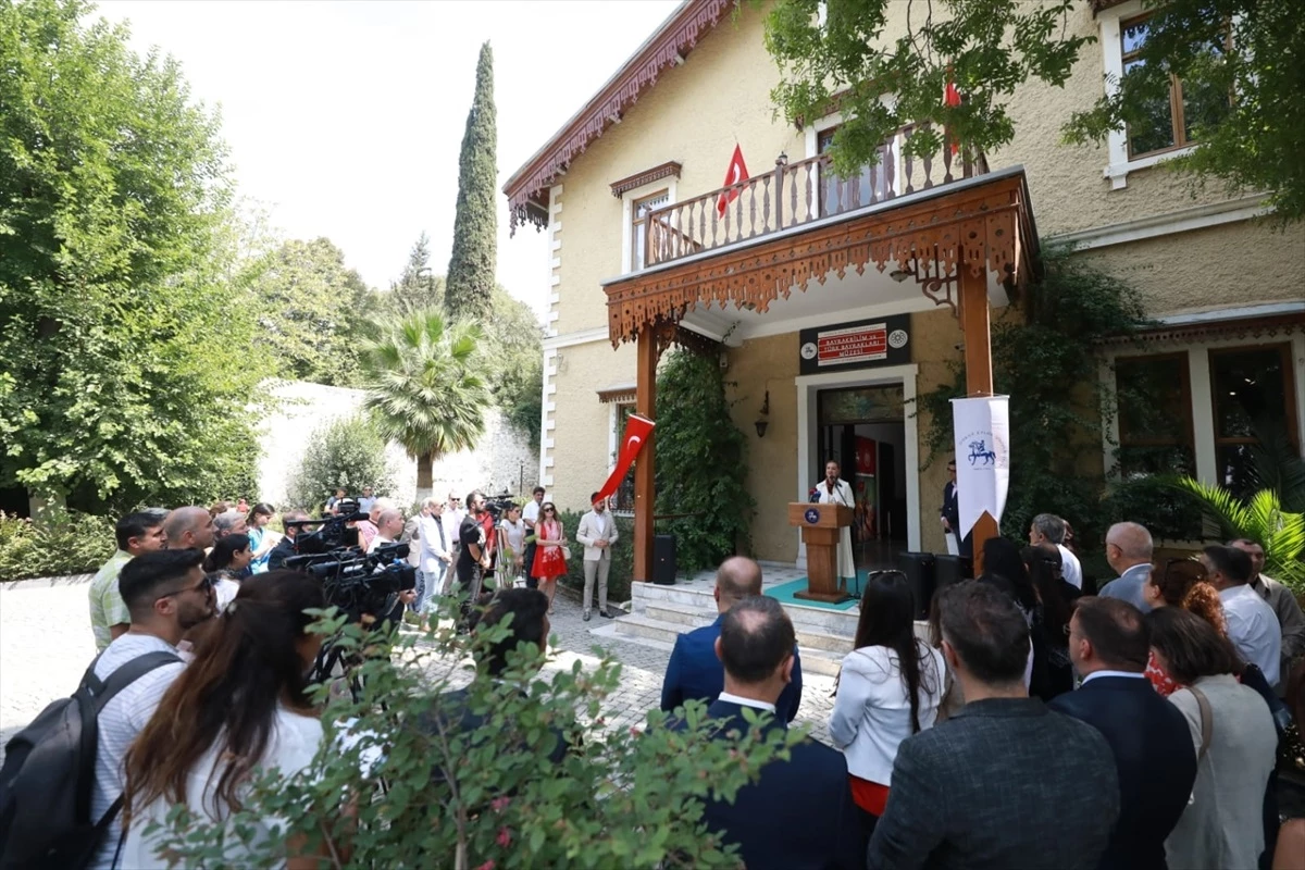 İzmir\'de Düşman İşgalinden Kurtuluş Bayrağı Müzeye Emanet Edildi