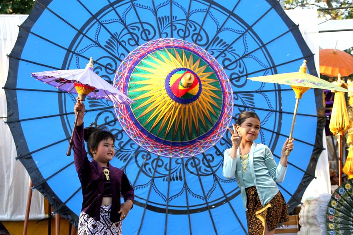 2023 Endonezya Şemsiye Festivali\'nde Renkli Şemsiyeler Sergilendi