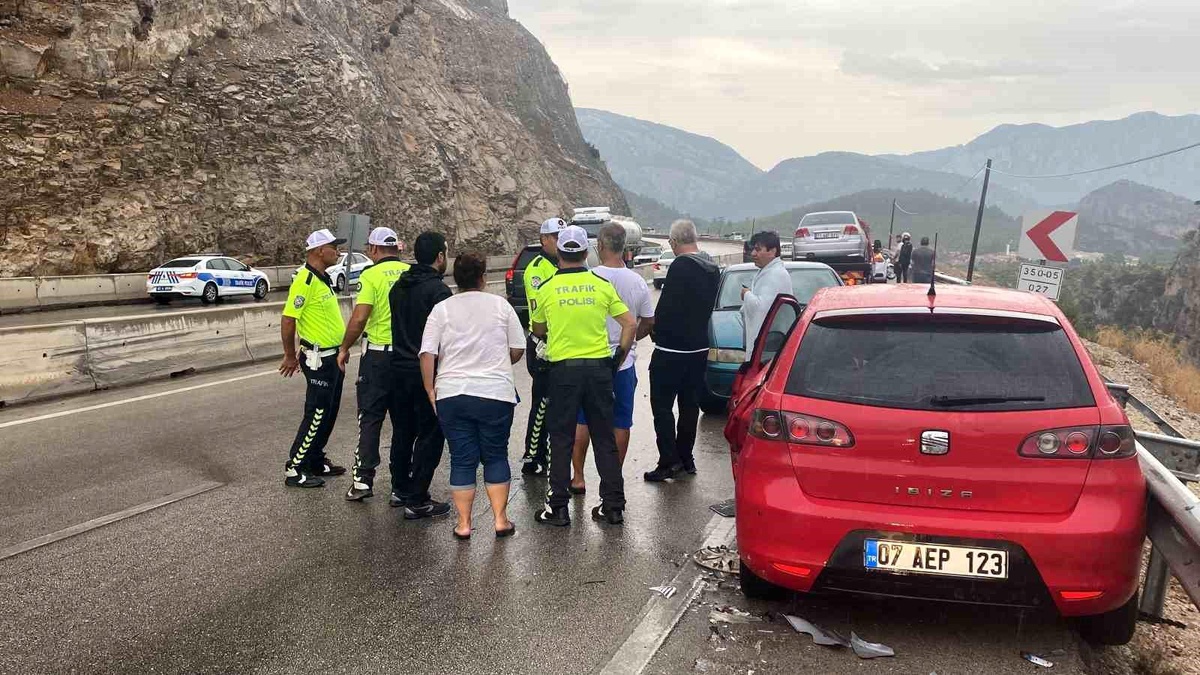 Antalya\'da Yağmur Dolayısıyla Zincirleme Kaza