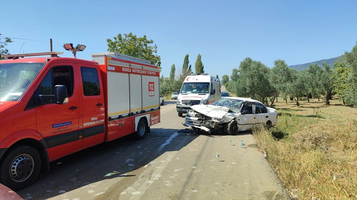 Orhangazi\'de Otomobil Çarpışması: 6 Kişi Yaralandı