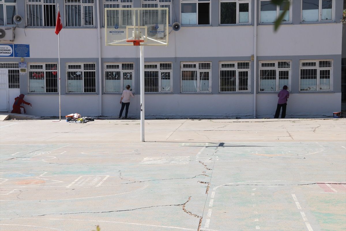 Diyarbakır\'da öğretmen ve velilerden dayanışma: Okul yeni eğitim öğretim yılına hazır