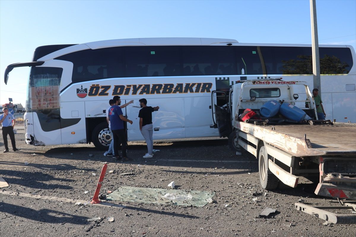 Diyarbakır\'da Zincirleme Trafik Kazası: 4 Yaralı