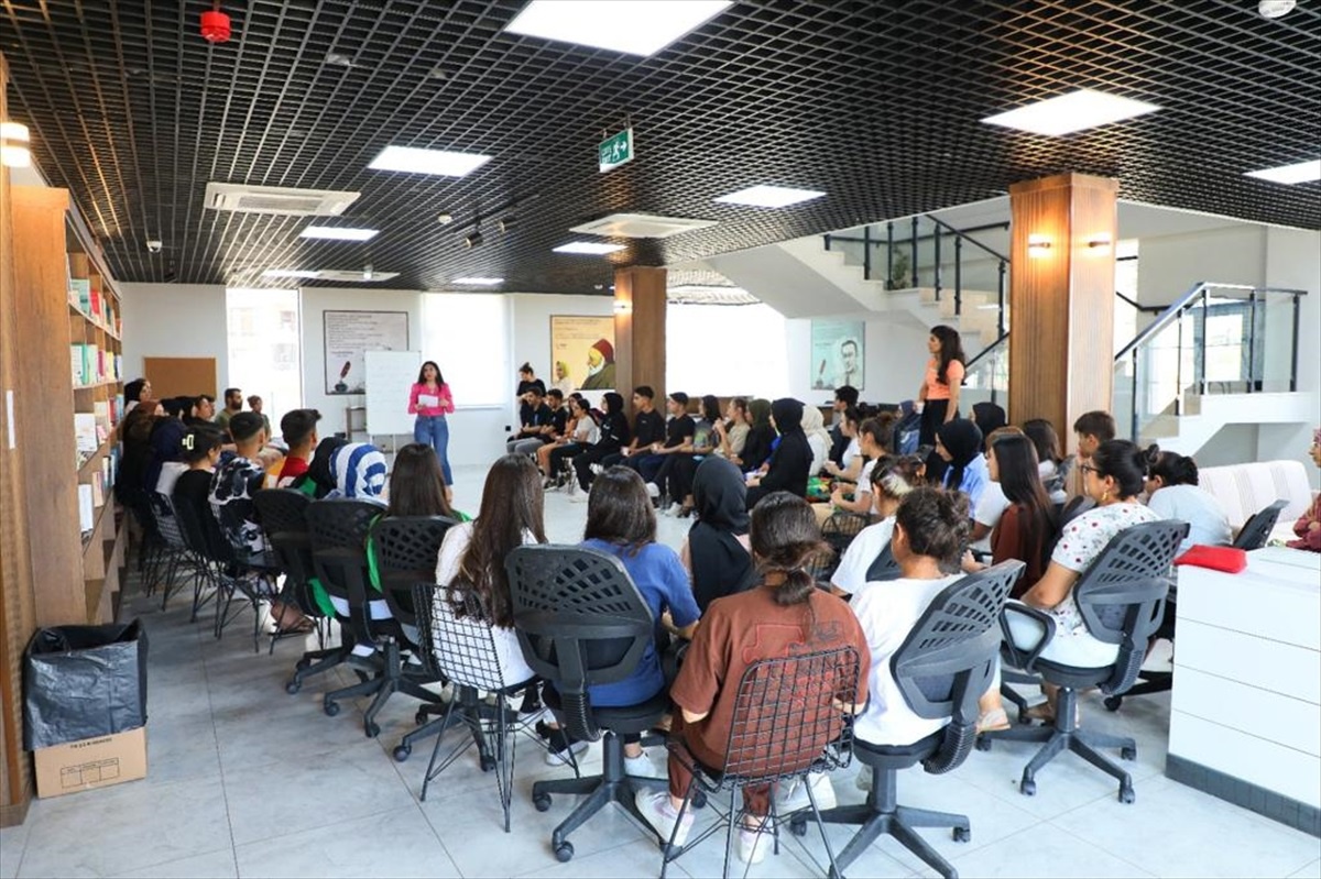 Diyarbakır\'da Sınavlara Hazırlanan Öğrencilere Seminer Düzenlendi