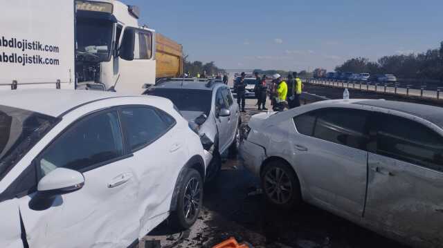 Edirne-Kırklareli Yolunda Zincirleme Trafik Kazası: 1 Ölü, 36 Yaralı Edirne-Kırklareli Yolunda Zincirleme Trafik Kazası: 1 Ölü, 36 Yaralı