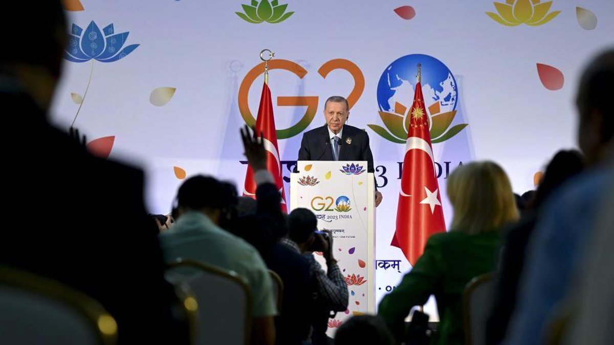 Cumhurbaşkanı Recep Tayyip Erdoğan, "Yarın Paşinyan ile görüşmem olacak. Bölgeyi sükûnete davet etmekten başka çaremiz yok" dedi.