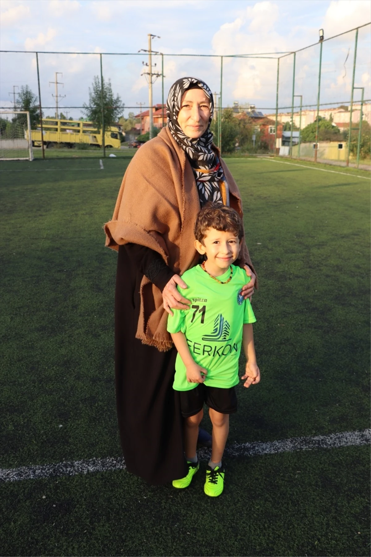 Ferizli Spor Okulları, 6-12 yaş grubundaki öğrencilere futbol eğitimi veriyor