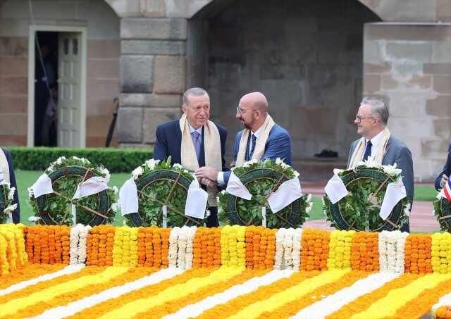 G-20 zirvesi kapsamında liderler Mahatma Gandhi'nin anıt mezarına çelenk bır,aktı