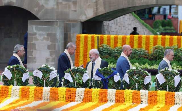 G-20 zirvesi kapsamında liderler Mahatma Gandhi'nin anıt mezarına çelenk bır,aktı