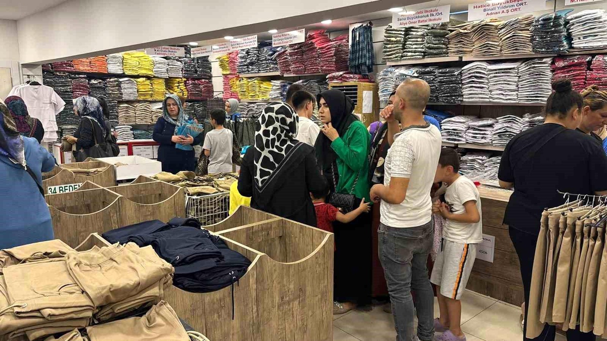 Gaziantep\'te Okul Kıyafeti Alışverişi Heyecanı