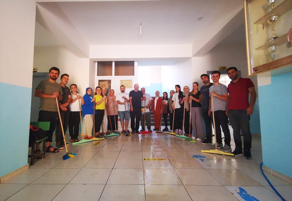 Hakkari\'deki öğretmenler okulu temizleyerek yeni eğitim yılına hazırlandı