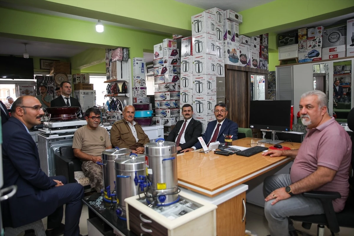 Hakkari Valisi ve Belediye Başkan Vekili Ali Çelik, Çukurca ilçesinde ziyaretlerde bulundu