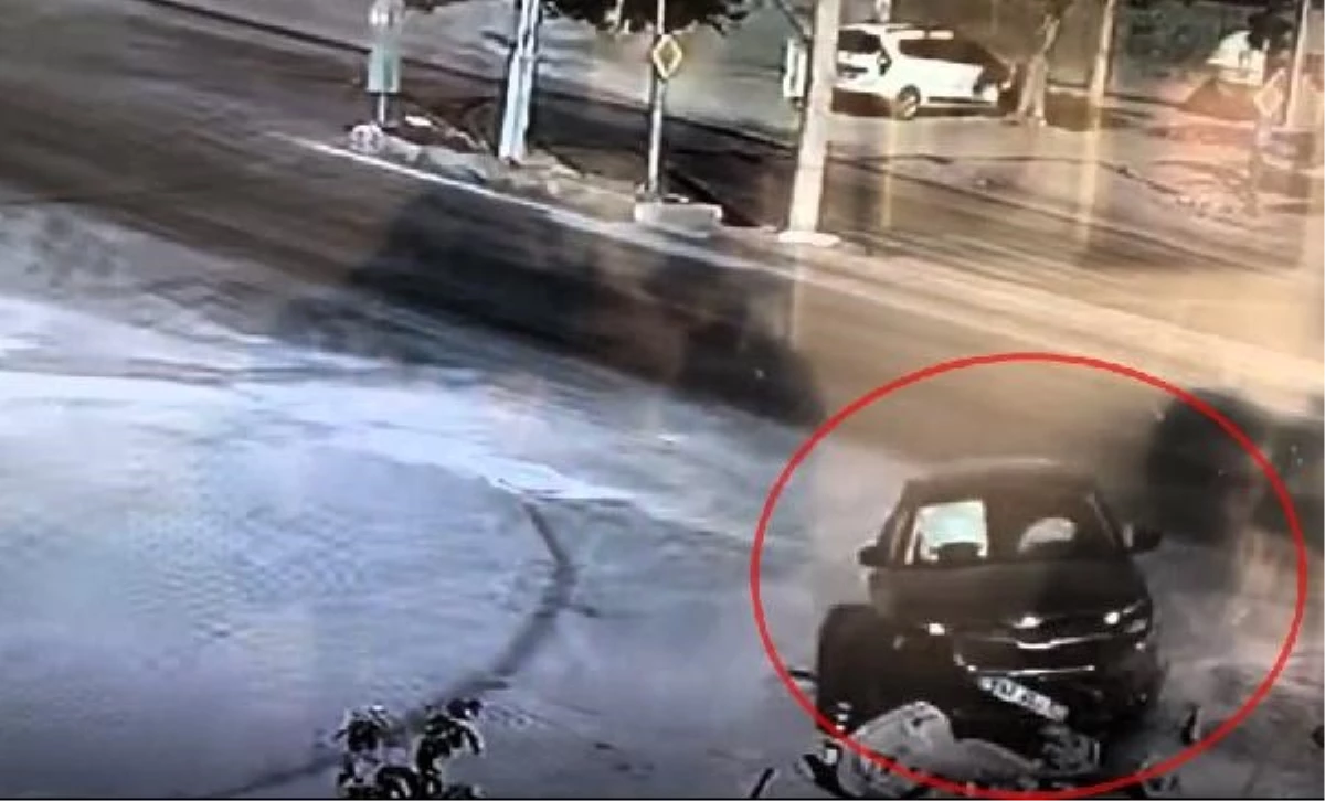Mardin\'de ambulansı takip eden kadın kaza yaptı