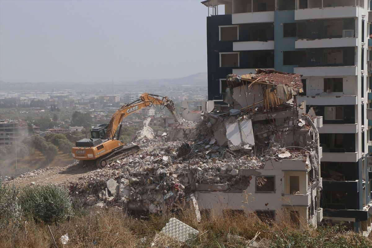 Hatay\'da depremden etkilenen 4 bina kontrollü olarak yıkıldı