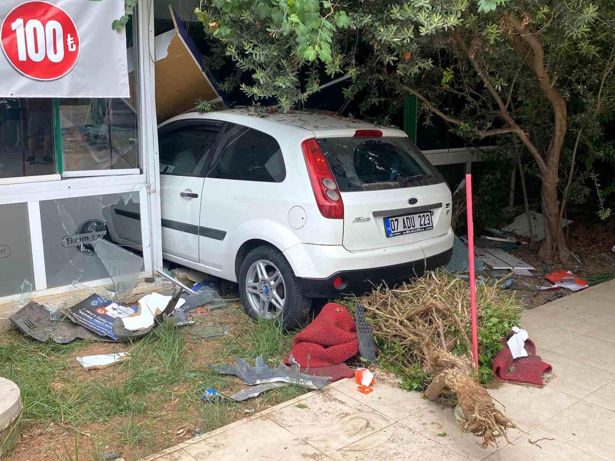 Antalya\'da Kontrolden Çıkan Otomobil Eczaneye ve Dönerci Dükkanına Daldı