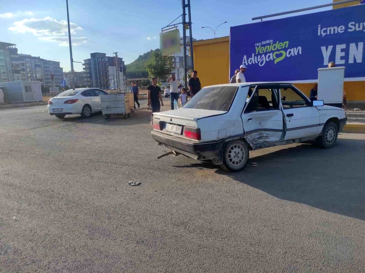 Adıyaman\'da Polis Aracına Arkadan Çarpma Kazası: 2 Yaralı