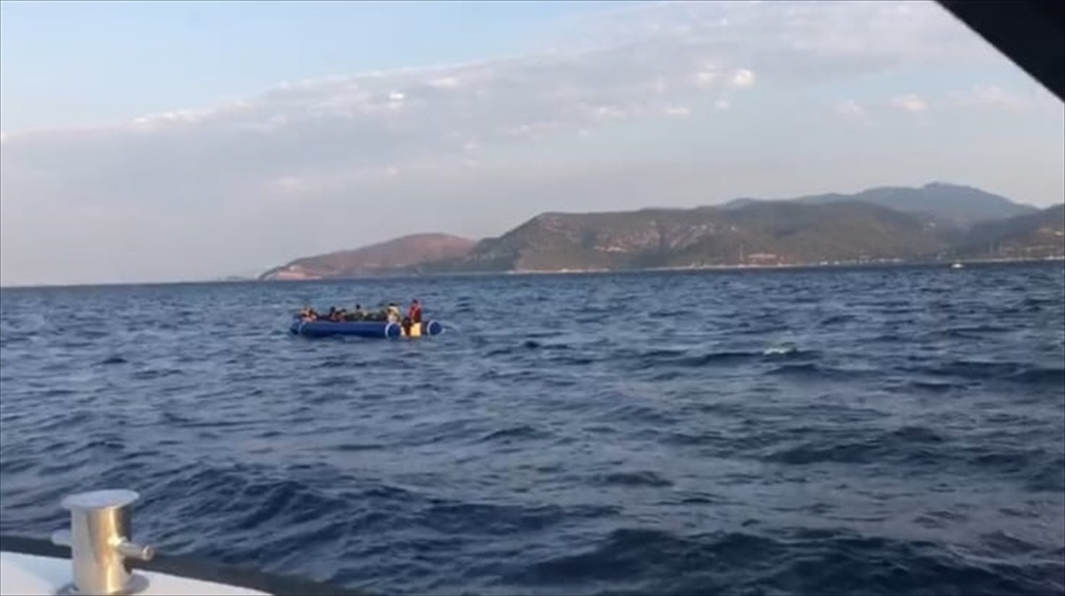 İzmir açıklarında 51 düzensiz göçmen yakalandı