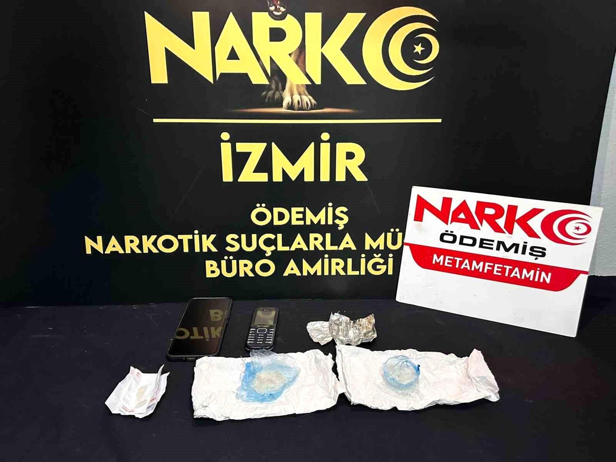 İzmir\'de uyuşturucu satıcısı aracında yakalandı