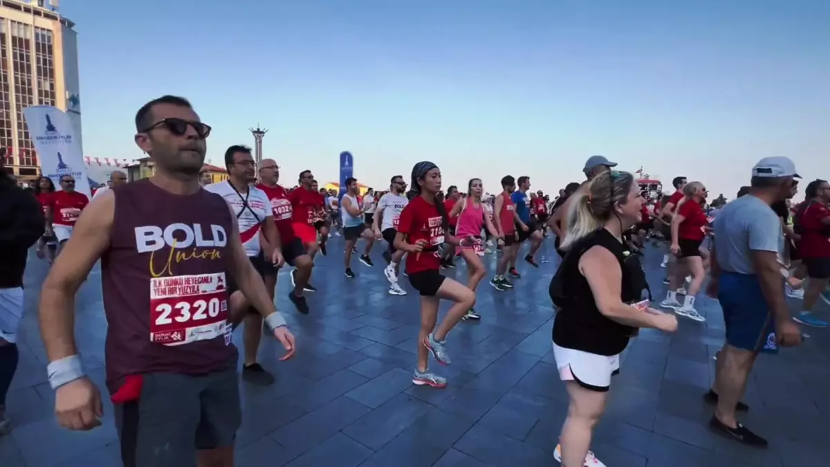 İzmir\'de düzenlenen 9 Eylül İzmir Yarı Maratonu büyük heyecana sahne oldu