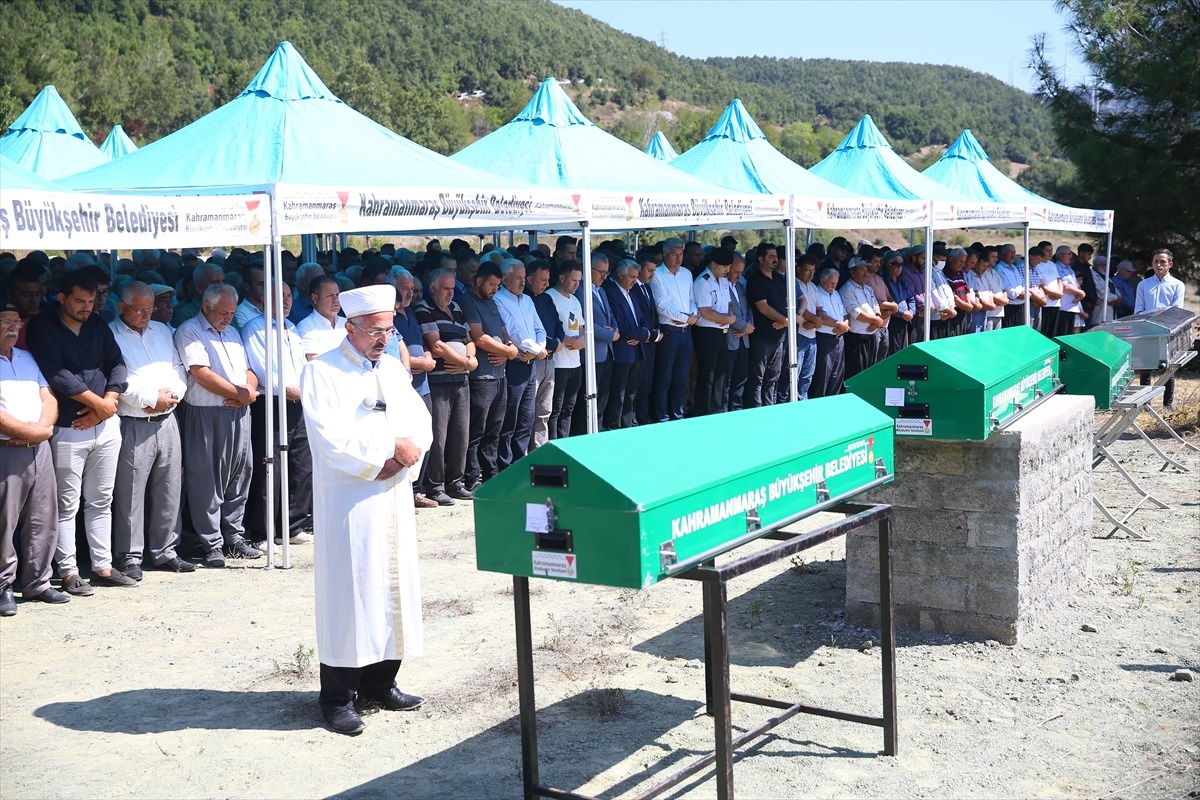 Kamyonun freni boşaldı, cenaze törenine katılanlara çarptı: 4 kişi toprağa verildi