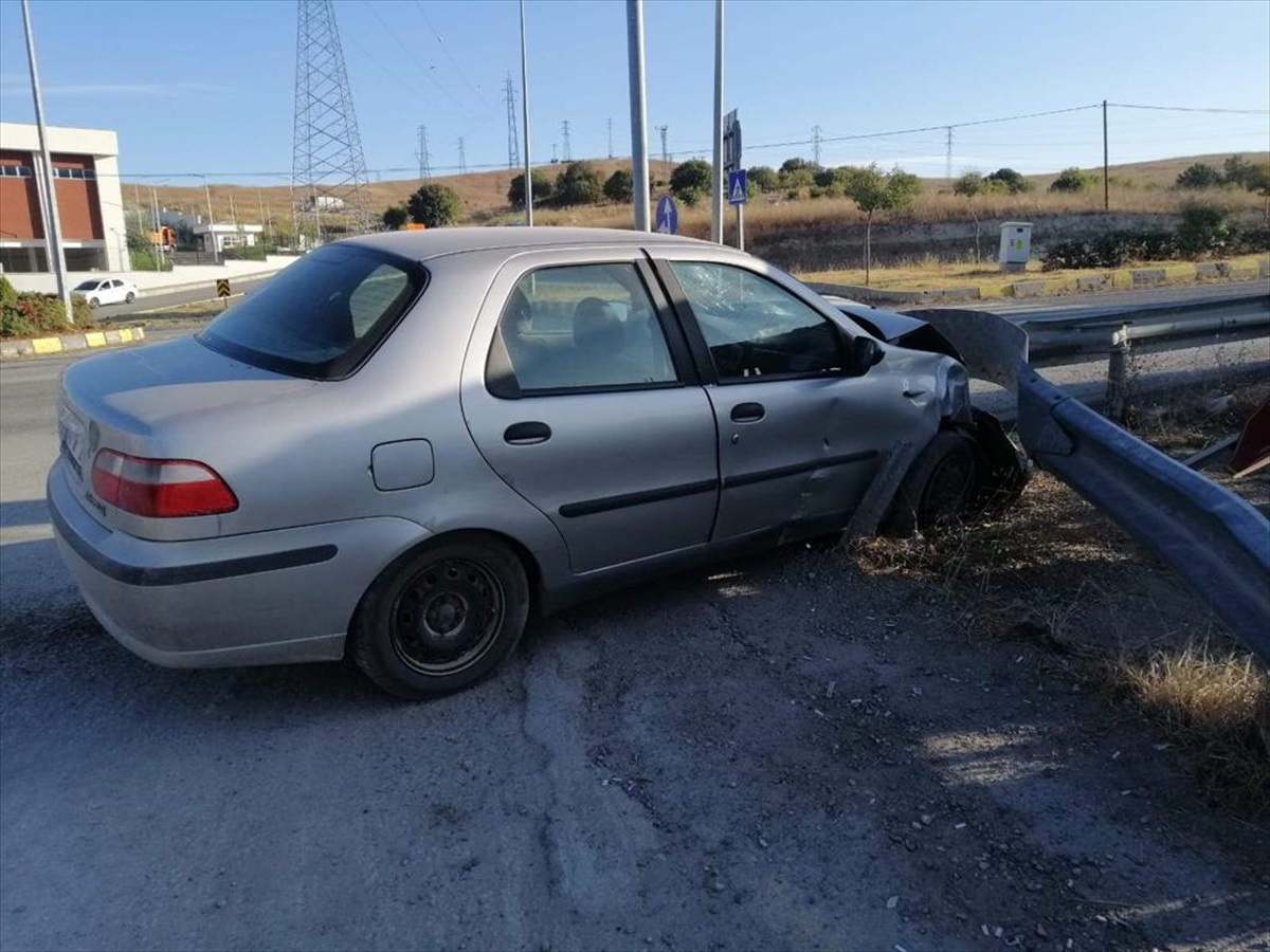 Karabük\'te Otomobil Bariyere Çarptı: Sürücü Yaralandı