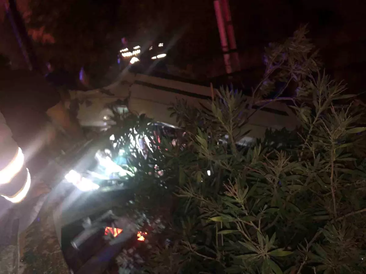 Kozan\'da Kaygan Yolda Meydana Gelen Trafik Kazasında Sıkışan Yaralı Kurtarıldı