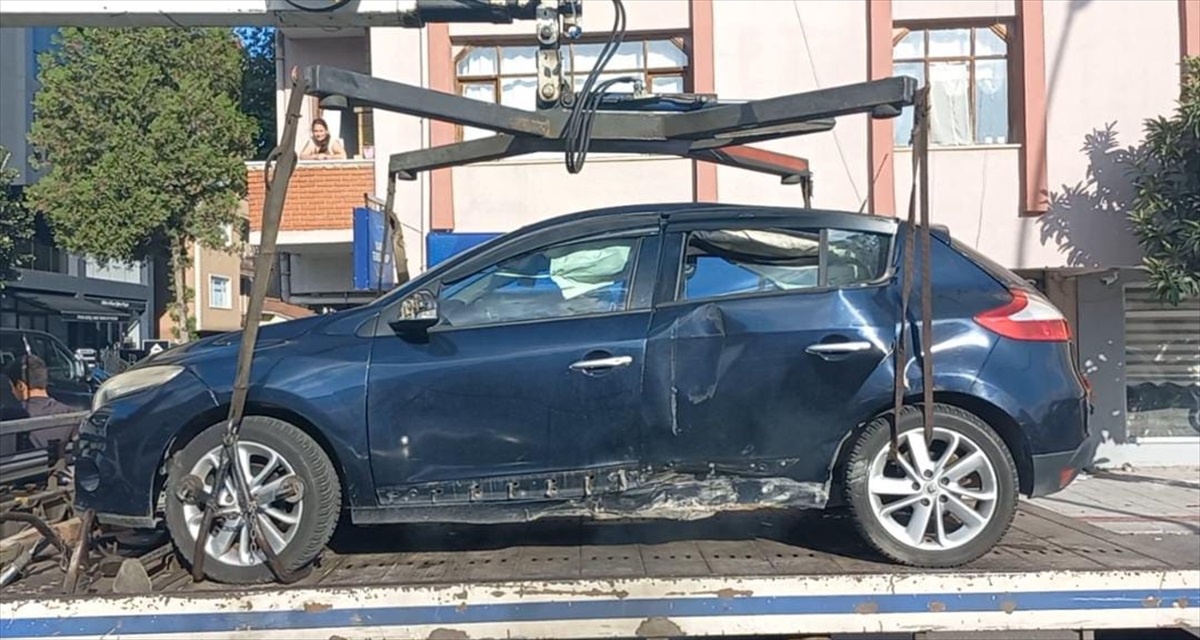 İzmit\'te trafik kazası sonrası çıkan kavgada 1\'i polis 2 kişi yaralandı