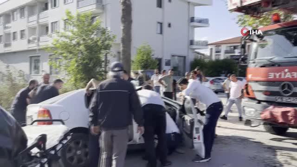 Adapazarı\'nda Kontrolden Çıkan Otomobilin Ağaca Çarptığı Kazada 2 Kişi Yaralandı