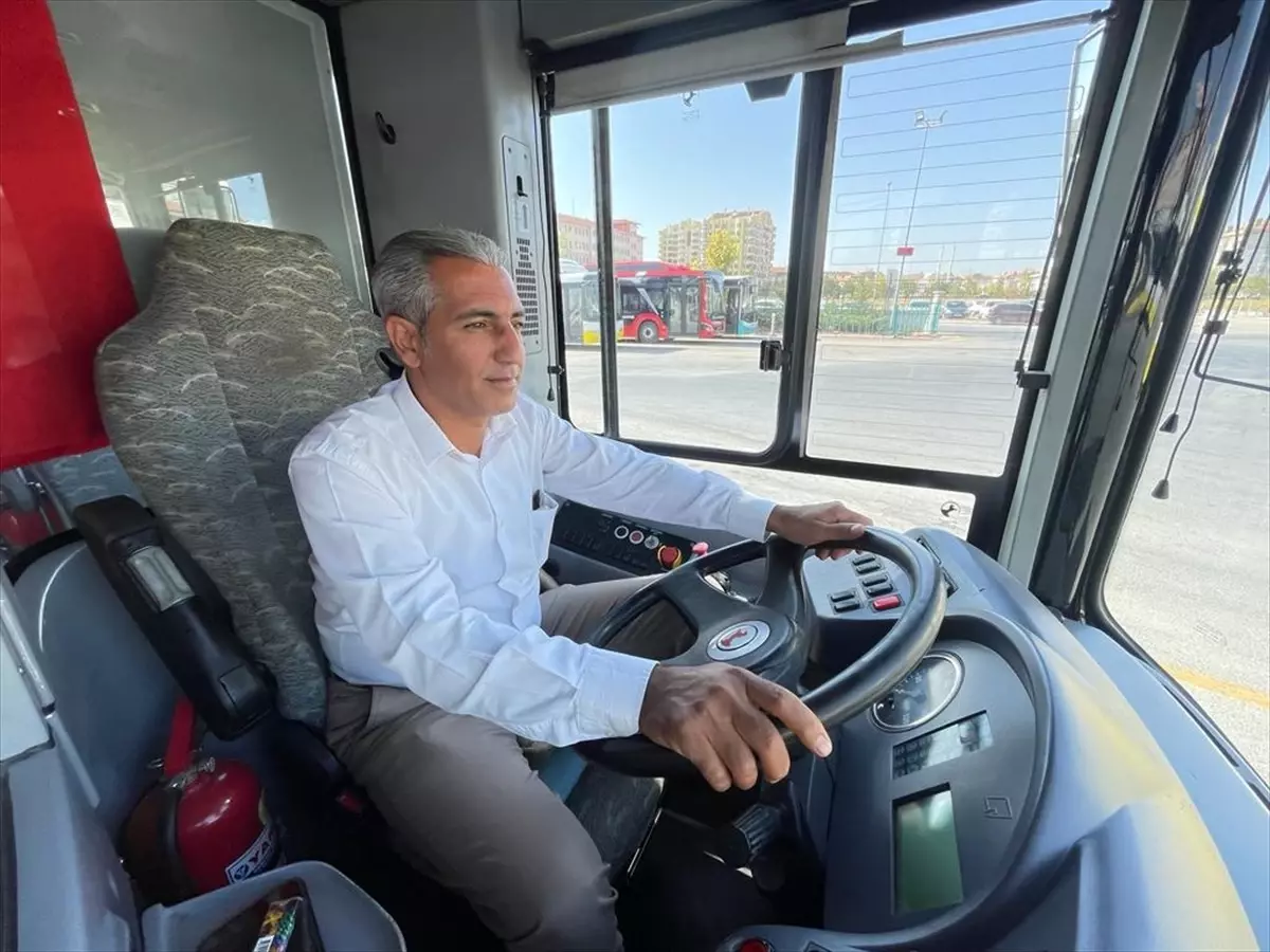 Konya\'da Otobüs Şoförü Kedi Yavrusunu Kurtardı