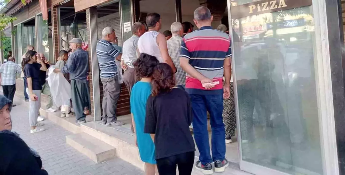 Mersin\'de Ekmek Fiyatlarına Zam Yapmayan Fırınlar Vatandaş Akınına Uğruyor