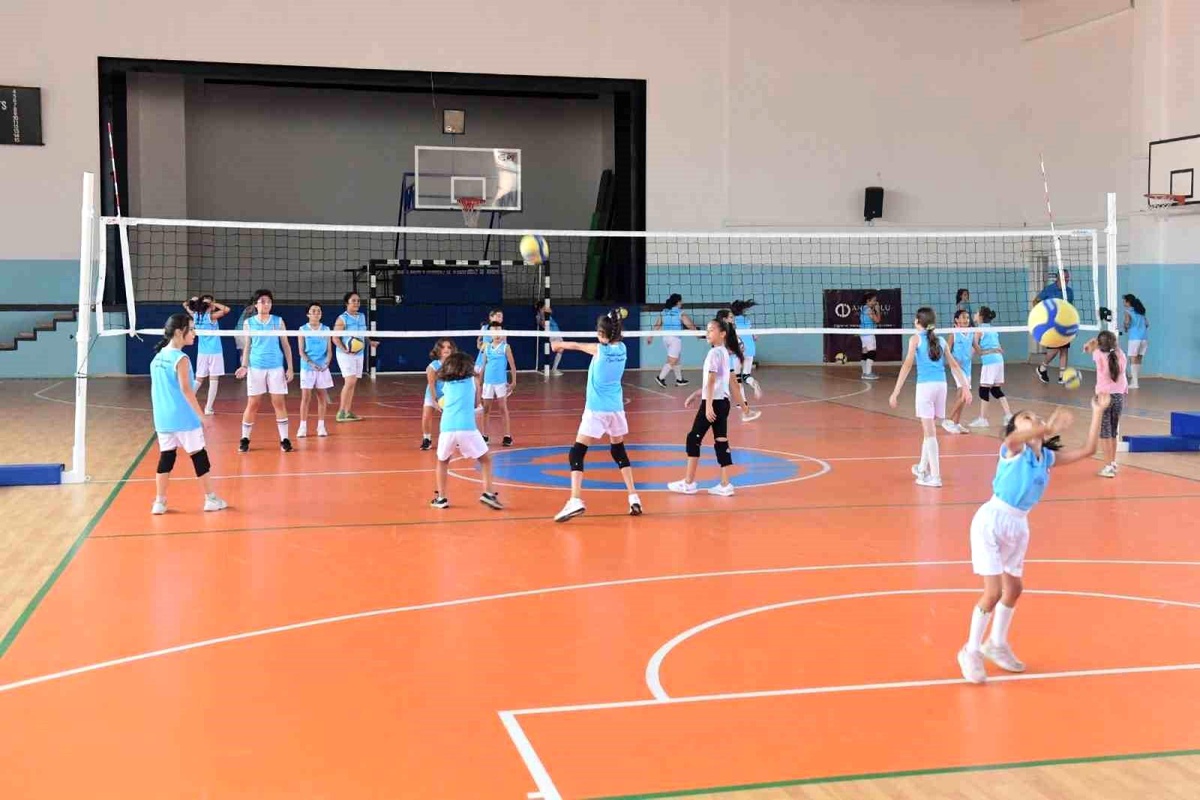 Anadolu Üniversitesi Yaz Spor Okulları\'nda öğrencilerin voleybol gösterisi