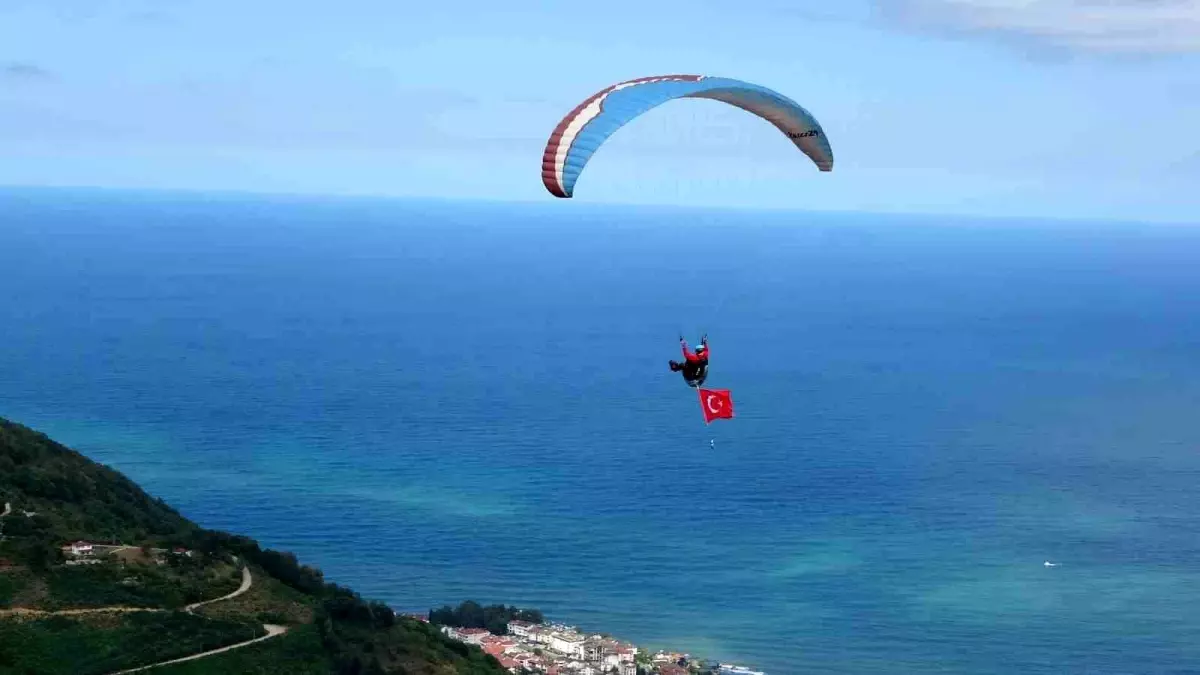 Ordu\'da Yamaç Paraşütü Festivali Renkli Görüntülere Sahne Oldu