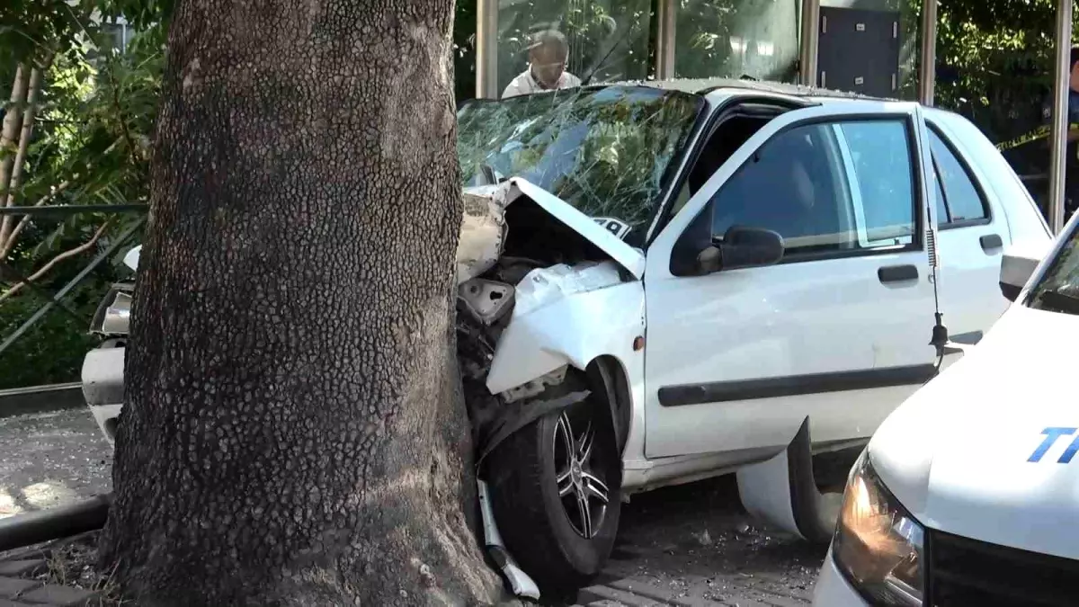 Bursa\'da Genç Sürücü Otobüs Durağına Daldı: 3 Yaralı