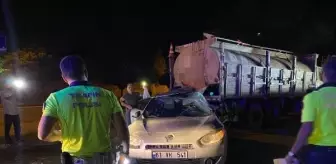 Park halindeki kamyona çarpan otomobilin sürücüsü yaralandı