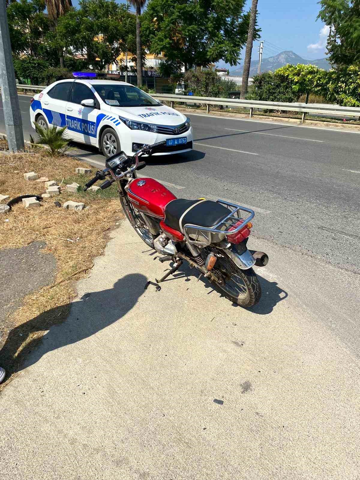 Antalya\'da plakasız motosikletin çarptığı kazada 2 kişi yaralandı