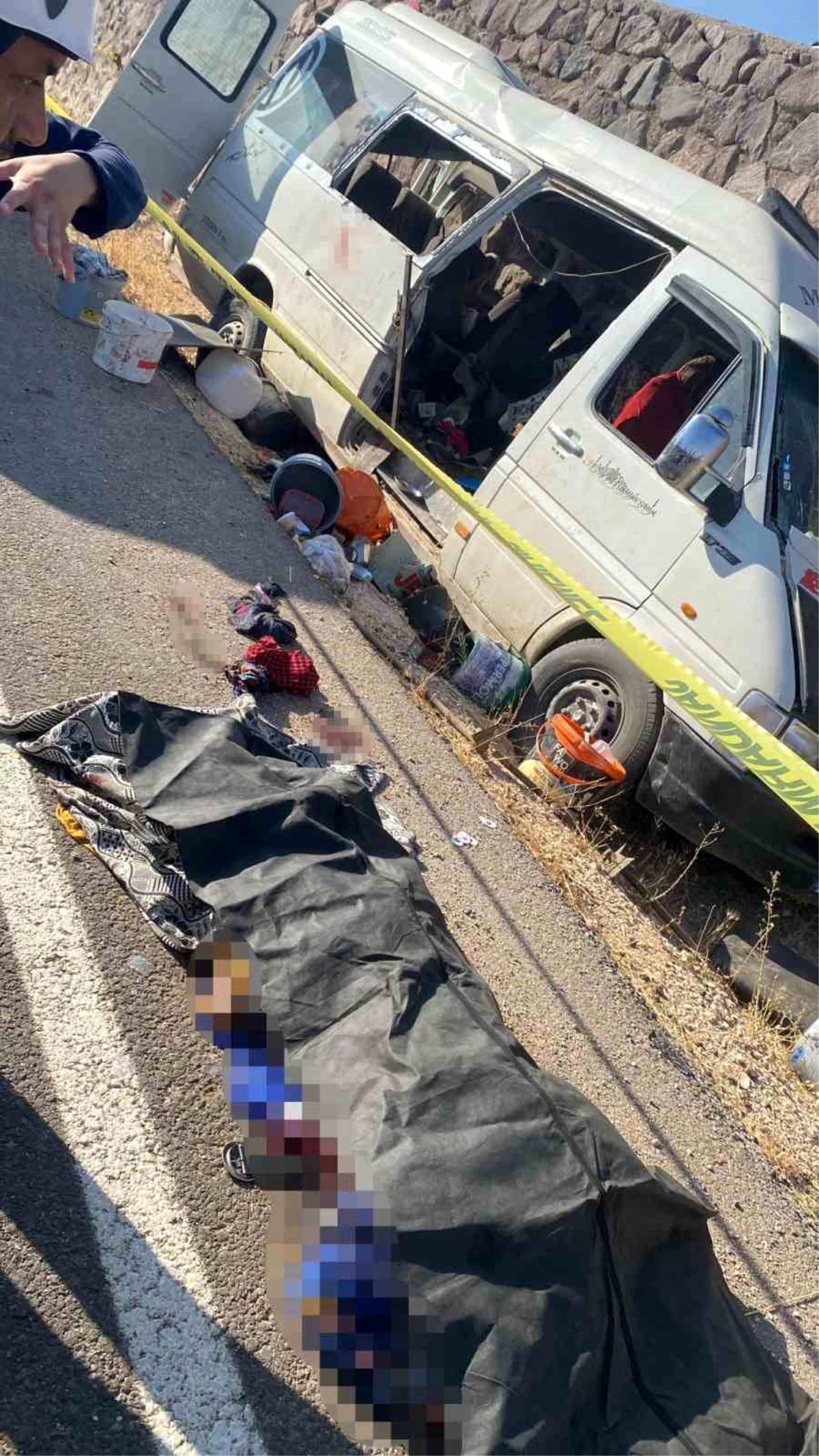 Şanlıurfa\'da Suruç ve Akçakale ilçelerini birbirine bağlayan yolda tarım işçilerini taşıyan minibüs kaza yaptı.